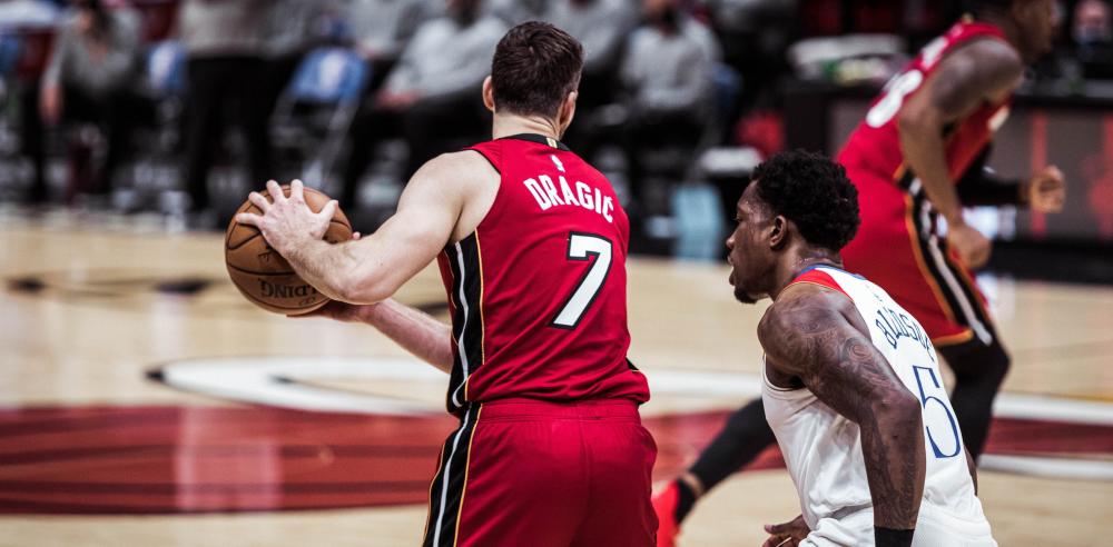 热火队球员身体不适延迟回归,球迷期待未知解决方案(热火球员阵容名单) 热火队球员身体不适延迟回归,球迷期待未知解决方案(热火球员阵容名单)