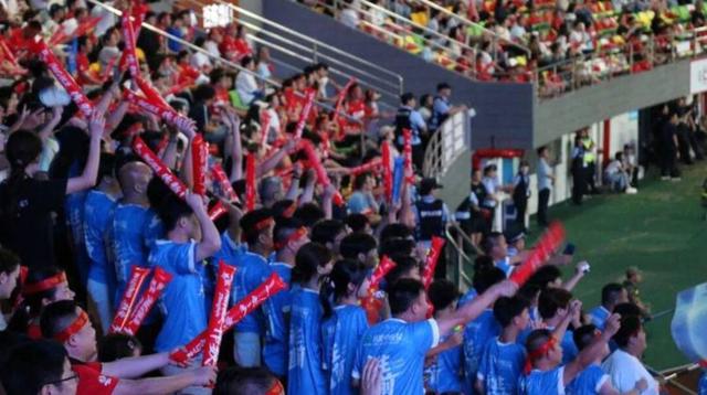 闪耀是哪个足球队